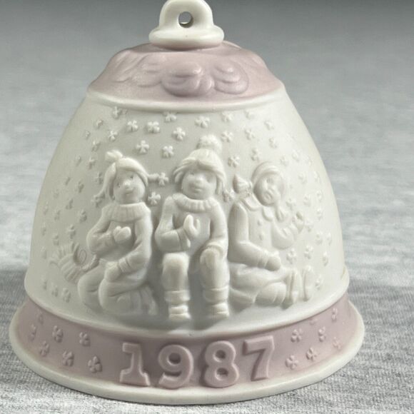 Lladro 1987 Christmas Bell Ornament Children in Snow - Picture 1 of 8